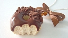naszyjnik  pączek w czekoladzie z kruszonką