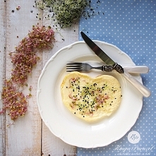 Zdrowy i lekki omlet z kiełkami

2 białka kurzego jajka
1 żółtko
sól i pieprz
odrobina masła
kiełki rzodkiewki
kiełki cebuli


Białka ubij na sztywno ze szczyptą soli. Do białek...