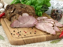 Karkówka bekonowa

Składniki:
2 kilogramy karkówki 
2 łyżki przyprawy becon-mix Sekwens
2 łyżeczki soli
1 łyżka przyprawy smaczuś Sekwens
2 łyżki majeranku
2 łyżeczki czosnku gr...