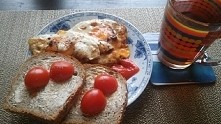 Śniadanko ^^ Jajka sadzone, przyprawione na ostro z odrobiną sosu ostrego, chlebek ciemny z margaryną i pomidorkami koktajlowymi :) oraz gorzka herbatka :) mniam :)
