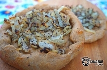 Rustykalne cebularze pszenno-żytnie

400 g mąki pszennej typ 650
100 g mąki żytniej 720
5 g drożdży instant
1 łyżka soli
300 ml ciepłej (ale nie gorącej!) wody

Dodatki:
2-3 duż...