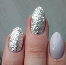 Hybryda z wykorzystaniem shining diamonds i naked truth od Neonail. Może być na karnawał?