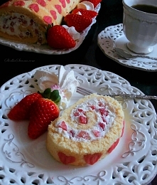 Biszkoptowa Rolada z Serduszkami (z Bitą Śmietaną, Truskawkami i Pokruszonymi Bezami)