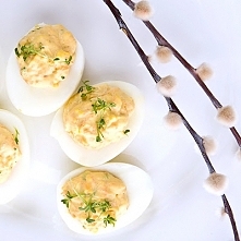 Jajka faszerowane marchewką

Składniki:
5 jajek
1 mała marchewka
rzeżucha
majonez
serek typu Philadelphia
sól, pieprz

Przygotowanie:
1. Jajka gotujemy na twardo, studzimy.
2.  ...