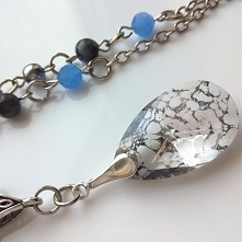 Naszyjnik z dużym kamieniem Swarovski, długi łańcuszek ozdobiony kamieniami półszlachetnymi. Dostępny tylko w 1 egzemplarzu lub na zamówienie w gartagallery.pl