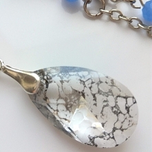 Naszyjnik z dużym kamieniem Swarovski, długi łańcuszek ozdobiony kamieniami półszlachetnymi. Dostępny tylko w 1 egzemplarzu lub na zamówienie w gartagallery.pl