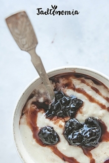 Owsianka chałwowa z jagodami