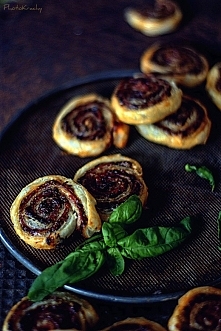 Roladki z ciasta francuskiego z suszonymi pomidorami i chorizo