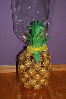 butelka z winem-na gorący klej kulki ferrero,siatka do podtrzymania całości i folia przezroczysta i prezent gotowy-MM