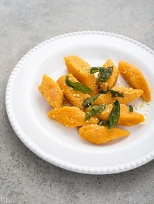 Kopytka z batatów (wegańskie, bezglutenowe) (2-3 porcje)

Kopytka z batatów są o wiele lepsze od tych klasycznych, robionych z ziemniaków. 
Delikatne, mięciutkie, lekko słodkie....