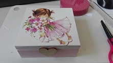 Mała rzecz a duży efekt! I tak właśnie powstało to malutkie pudełeczko wykonane metodą decoupage. W sam raz na urodzinki dla koleżanki mojej córeczki:)