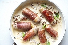 ROLADKI WIEPRZOWE W SOSIE Z SUSZONYMI POMIDORAMI