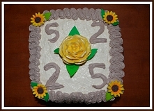 Tort biszkoptowy z masą czekoladową plus kwiaty dekoracyjne (cukrowe, zakupione)