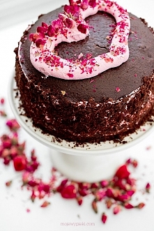 TORT CZEKOLADOWO - RÓŻANY Z MALINAMI