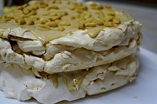 Fistaszkowy tort bezowy