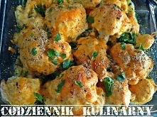 Kalafior zapiekany w serowym sosie.