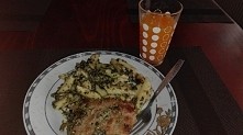 kurczak ze szpinakiem i makaronem, a do picia własnoręcznie wyciskany sok z pomarańczy :)
