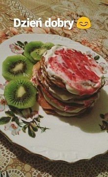 Breakfast-placuszki bananowe (banan, 2 jajka, pół miarki odżywki białkowej, 2/3 szkl. mąki)