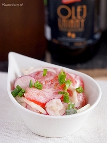 Szybka sałatka z pomidora i rzodkiewki z sosem jogurtowym (4 porcje) Składniki: 8 średnich pomidorów, umytych i pokrojonych w plasterki 8 rzodkiewek, umytych i pokrojonych w pla...