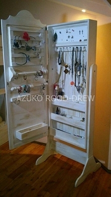 otwierane lustro na biżuterię