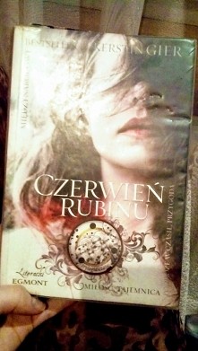 Znalazlam w bibliotece, przyznam ze ta książka była na mojej liscie książek, które chce przeczytać. Zaczynam więc, mam nadzieje, ze spodoba mi sie nie tylko pierwsza czesc, ale ...