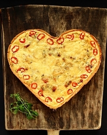 tarta z szynką parmeńską i pieczoną papryką i chili