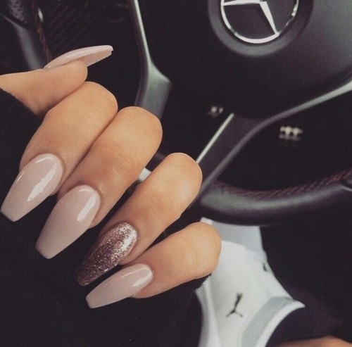 Nude nails