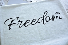 Koszulka ręcznie malowana specjalnymi farbami do tkanin, które nie spierają się ;) Zapraszam! fb : luludiy :)