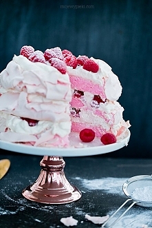 WALENTYNKOWY TORT BEZOWY
ró...