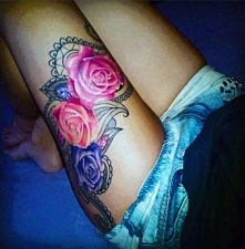 tatuaże damskie na udzie róże