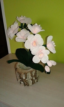 Storczyk z krepiny w podstawce z pnia brzozy. Bardzo dobrze sprawdza się jako prezent.