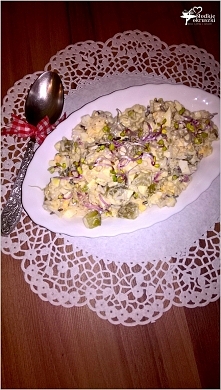 Lekka sałatka ryżowa z kiełkami, jajkiem i ogórkiem