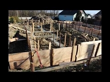 Budowa domu krok po kroku, równanie terenu, tyczenie, ławy fundamentowe, fundamenty