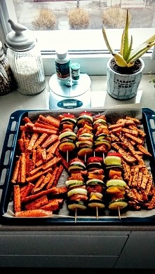 Frytki z marchewki i batatow oraz szaszlyki. Pamiętaj ! Jesteś tym co jesz ;)