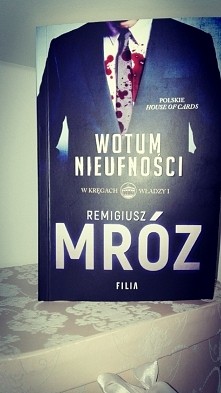 Tematyka polityczna nigdy specjalnie mnie nie interesowała ale "political fiction" stwierdzilam czemu nie w koncu to fikcja literacka. Po przeczytaniu tej ksiazki smia...