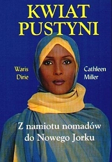 Waris urodziła się w Somalii, w plemieniu pustynnych wędrowców, wychowała się pośród kóz, bydła i wielbłądów. 
W wieku 13 lat dziewczęta z tego plemienia są poddawane rytuałowi ...