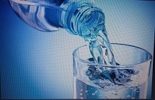 Woda mineralna. Dziewczyny,...