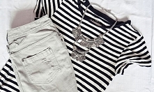 Paski to mój ulubiony wzór. Zawsze gdy nie wiem jaki t-shirt wybrać taki pasiak ratuje mnie z opresji ;)
t-shirt - H&M
spódniczka - H&M
naszyjnik - MANGO