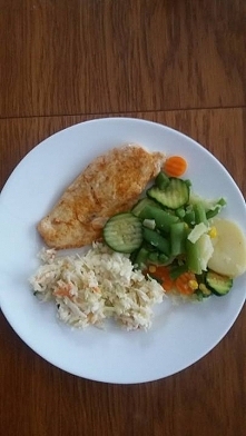 Filet pieczony na papirusie i surówka z białej kapusty