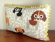 Poduszka z pomponikami, tył żółty minky.
FB/ PoszyjemyZobaczymy