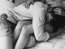 "Okrywała go szczelnie kołdrą, żeby nie było mu zimno. Czasami wyrywało go to ze snu, otwierał oczy, przytulał ją i całował. A potem brał w dłonie jej zawsze zimne stopy. I...