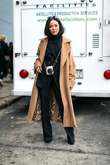 karmel i czerń w obiektywie