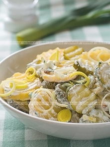 Sałatka z ogórków kiszonych i koperku