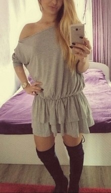 monbeautyland.blogspot.com 

szara sukienka z granatowymi muszkieterkami ;)