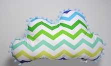 Poduszka chmurka z pomponikami wszytymi w bok poduszki. 
 FB PoszyjemyZobaczymy