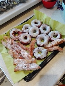 Przygotowani do Tłustego czwartku. oponki z lukrem i skórką z cytryny oraz faworki z mascarpone.