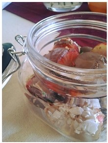 Truskawki oblane czekoladą z kolorową posypką i płatkami kokosowymi, w słoiczku.