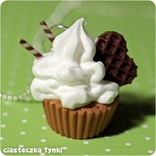 Urocza babeczka z wafelkiem i rurkami