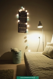 Wypoczynkowy kącik w moim mieszkaniu. Miętowy kosz z papierowej wikliny i cotton ballsy.