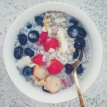 Składniki (dla 2 osób):

100 g płatków owsianych bezglutenowych
2 łyżki wiórków kokosowych
1 banan
2 łyżki syropu klonowego lub miód
2 łyżki nasion chia
200 ml mleka kokosowego
...